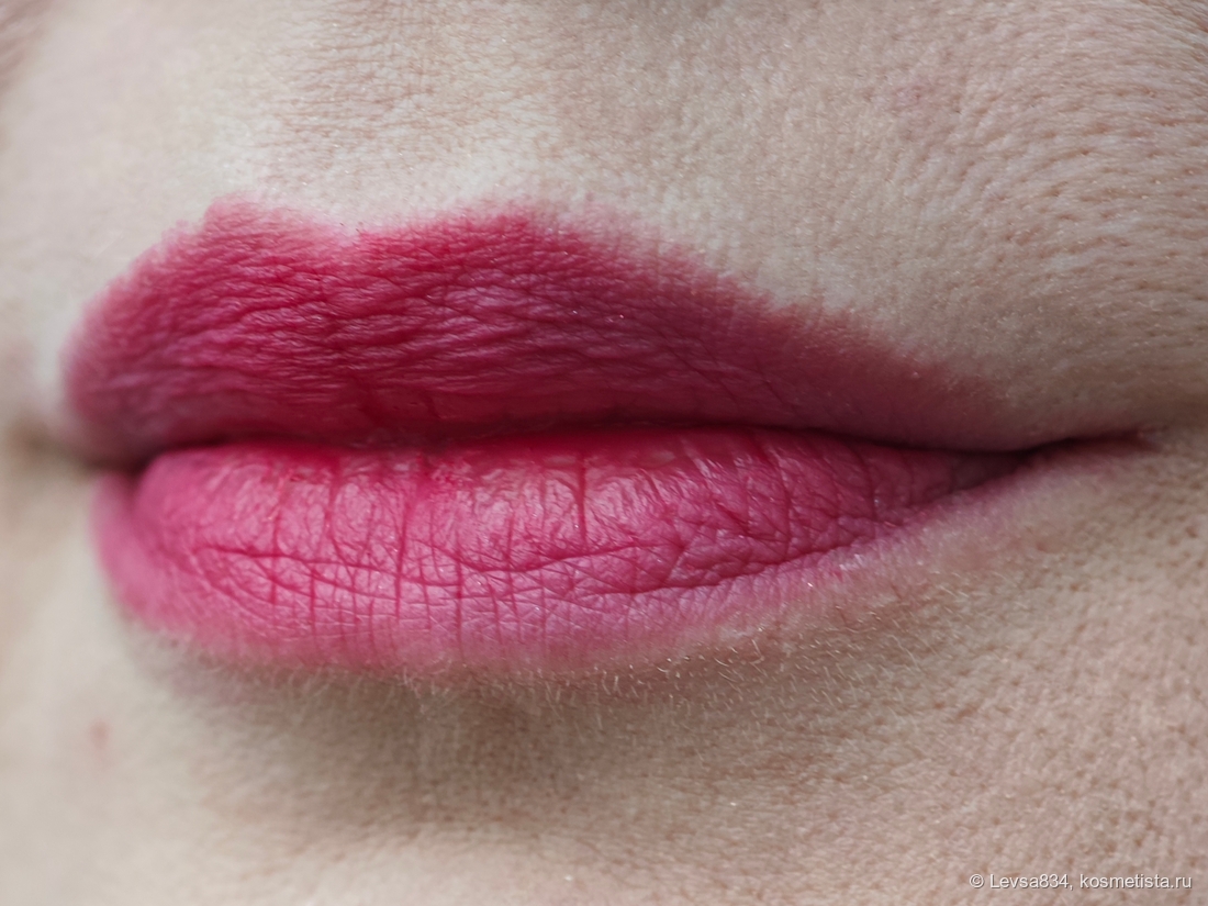 Помада нанесена пальцем, буквально на бегу