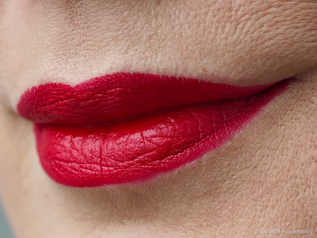 Здесь нанесла помаду соло, без дополнительных манипуляций с контуром