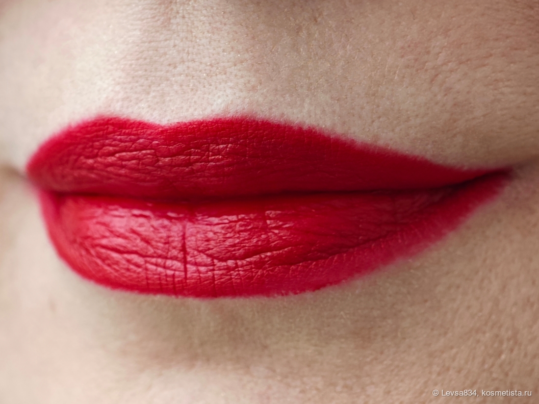 Здесь сначала нанесла карандаш, затем помаду