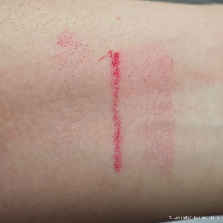 А здесь я и тёрла,и мыла руку с обычным моющим средством, помады ушли, линия карандаша выдержала. Её снимает полностью только жирная пища или гидрофильное масляное средство. Помады, кстати, тоже стойкие.