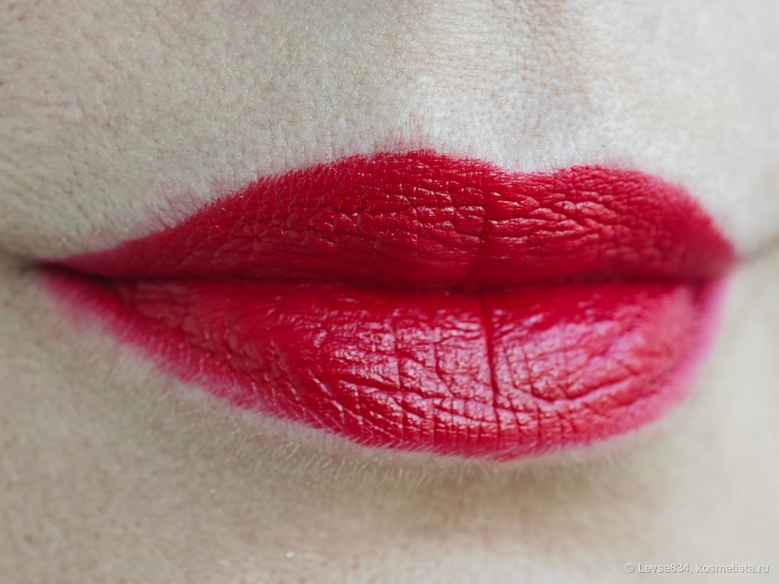 Здесь и на кадре ниже помада нанесена без помощи карандаша, стиком, в один слой