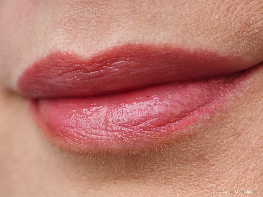 Виден нерастушёванный слой блеска по контуру, это единственный нюанс при нанесении, на бегу наносить этот блеск не получится. Зато из-за этой же черты, плотности и вязкости, блеск не растекается, он вообще не мобилен на губах.