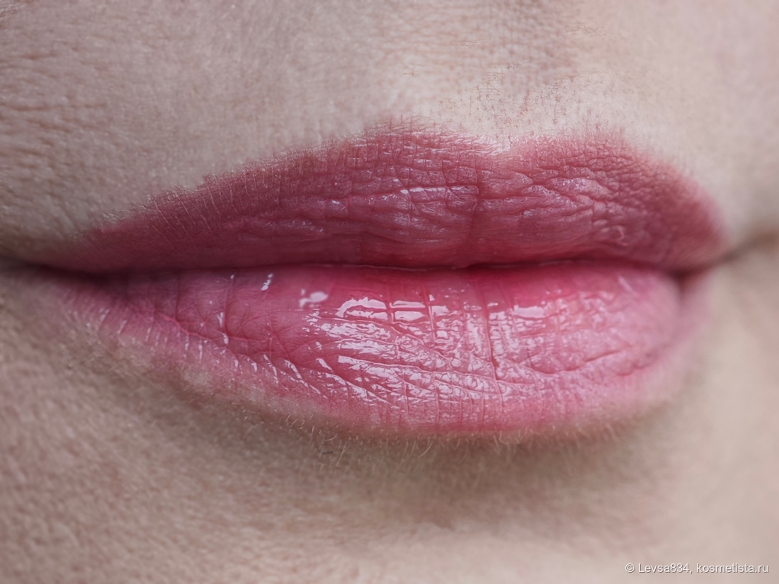 Блеск нанесла на достаточно сухие губы