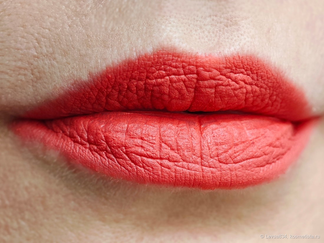 Не судите строго драный контур моих губ, пока ещё не решила, что с ним делать, одно точно: красить губы ярко не перестану.
