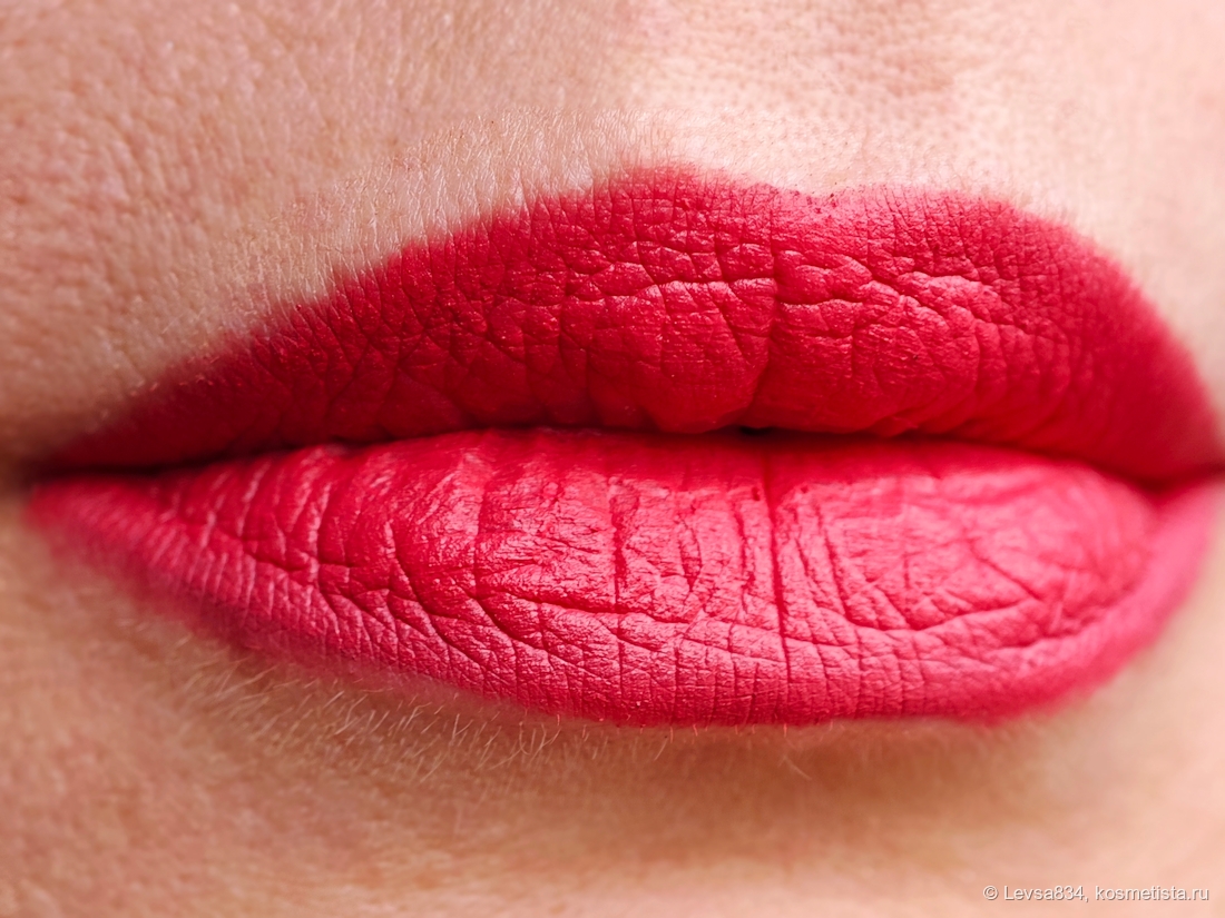 С карандашом (розовым, т.к. кораллового у меня не нашлось)