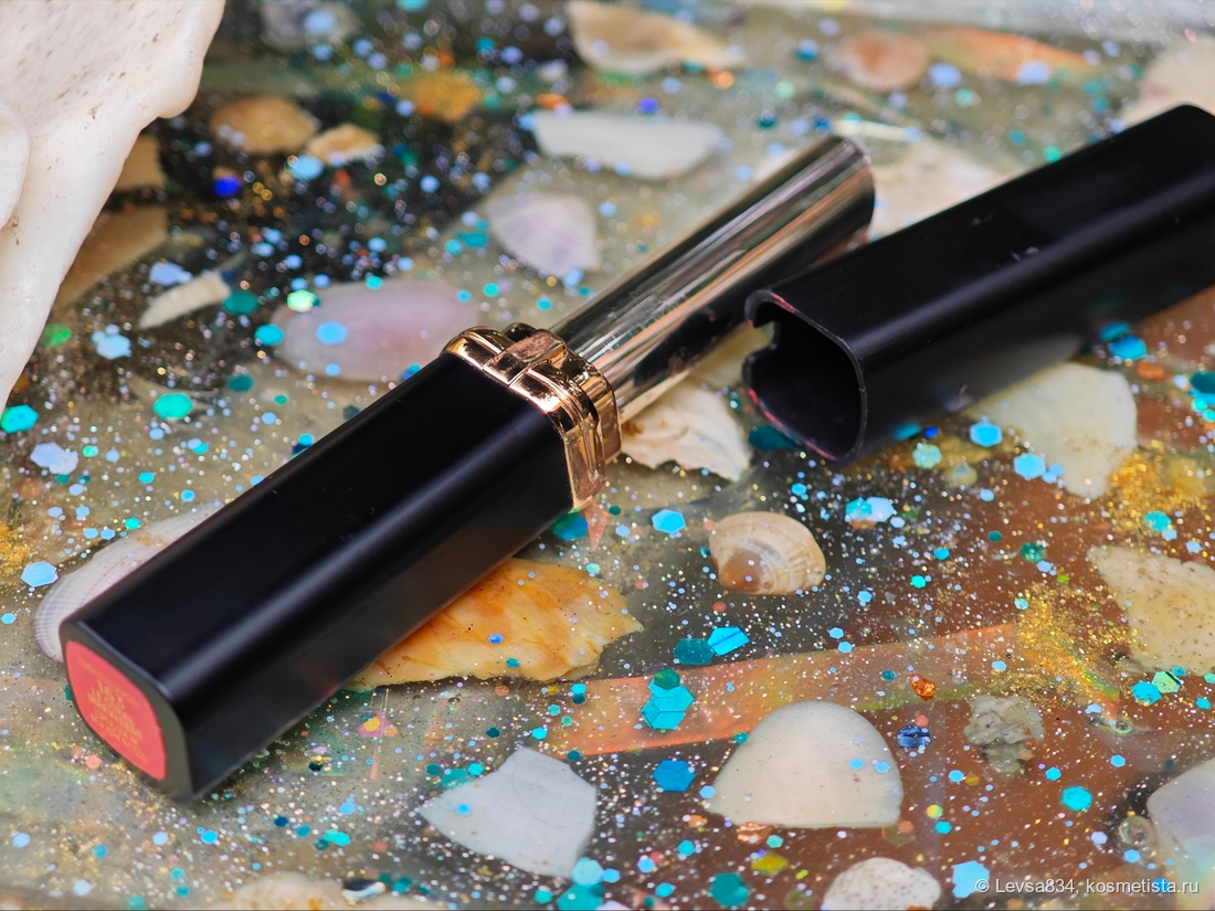 Здесь виден край колпачка в пятнах от помады. Чтобы такого не не было, нужно постоянно, после каждого использования, протирать и цоколь, и сам колпачок.