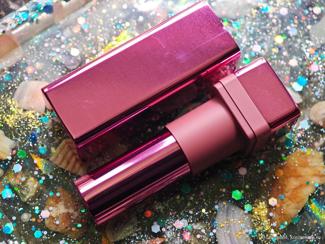 Матовая вставка в центре это и есть оттенок помады