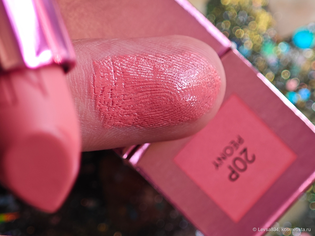 На упаковке оттенок изображён максимально достоверно. Уж простите мне эту странную йогу пальцами