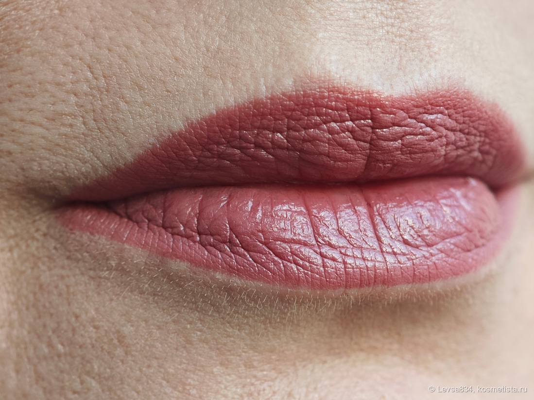 Помада нанесена в два слоя, без контурного карандаша. Прокрасила идеально самое проблемное место с рваным контуром на верхней губе