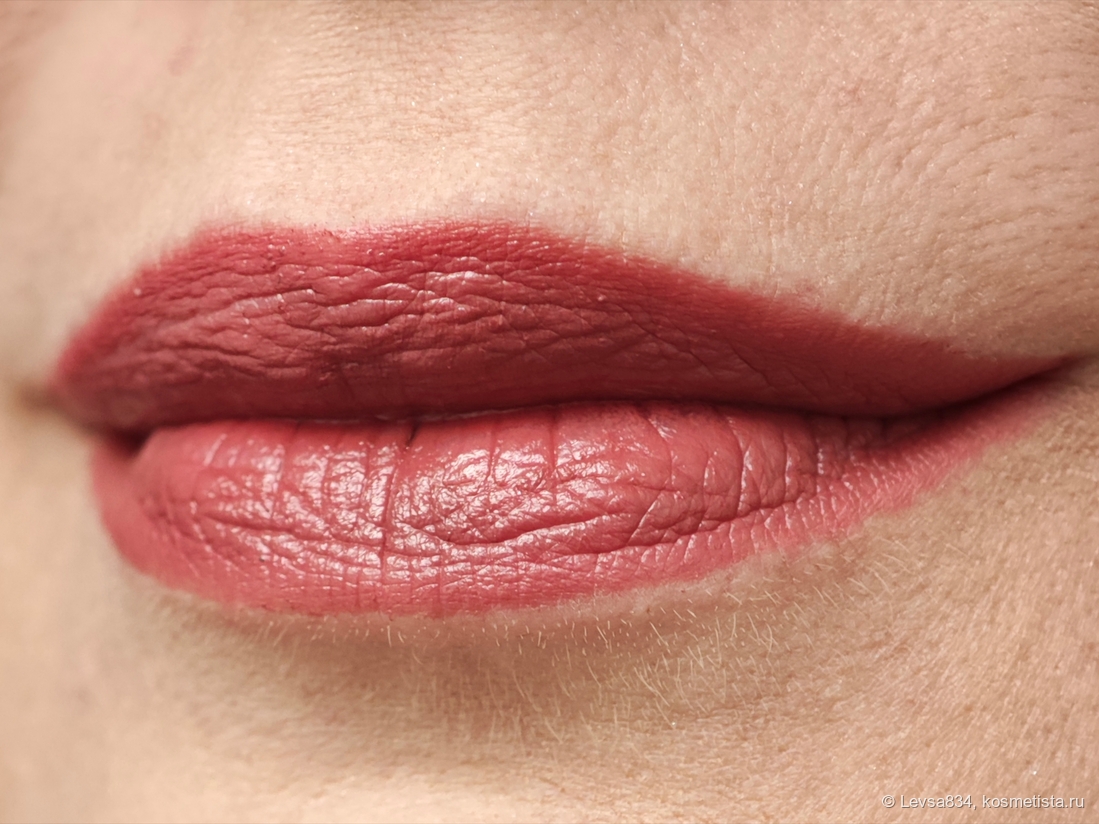 Здесь с карандашом светло-розового оттенка, солнечный день, макияж на загорелом лице