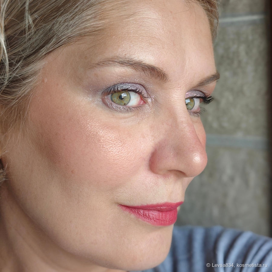 Румяна и хайлайтер - он на щеках и на кончике носа (а на губах помада, про которую никак не допишу обзор, тоже от Шарлотты).