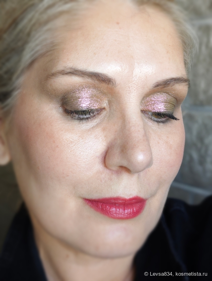 А здесь я добавила к этому оттенку розово-золотой дуозром Bobbi Brown Incandescente, о нём я тоже рассказывала.