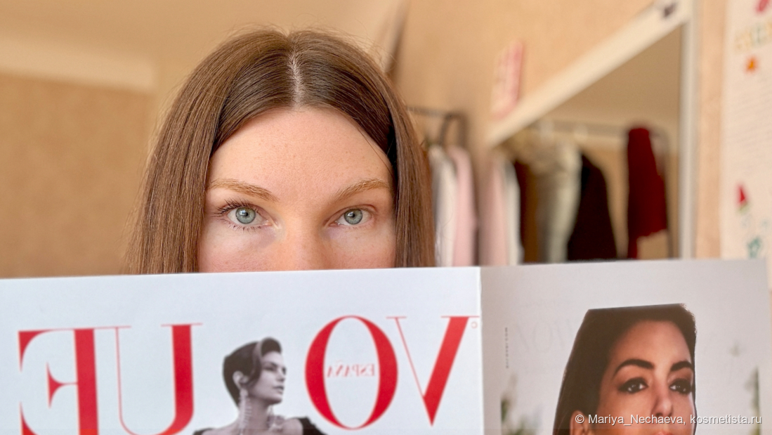 Слева: тушь Estee Lauder Sumptuous Extreme Black, справа: без туши