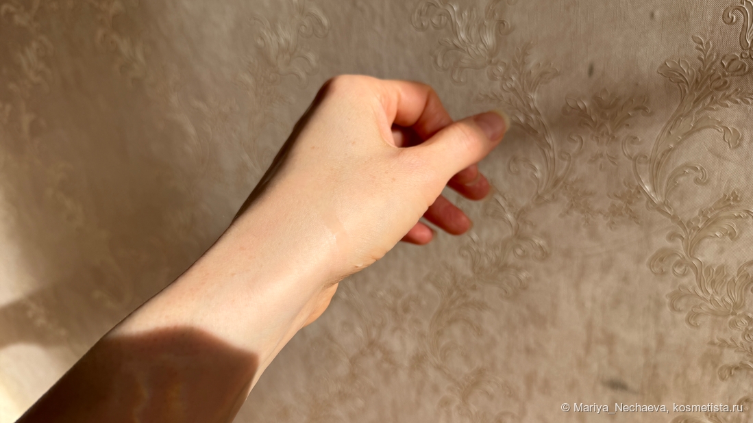 Видно как стекает капелька