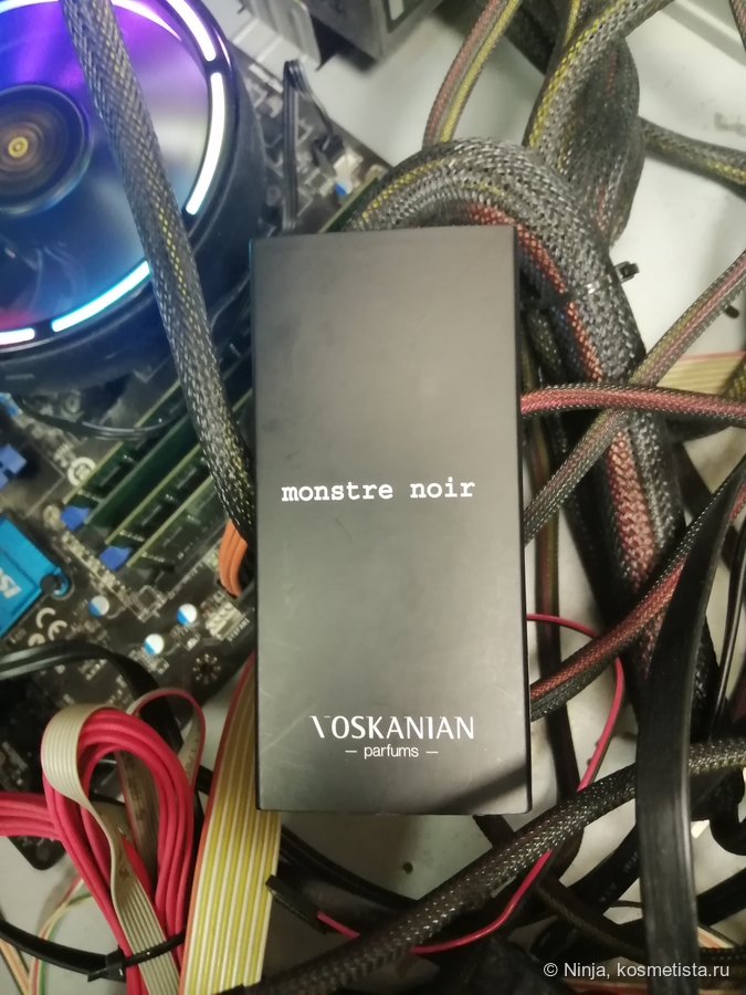 Фотографии делала в офисе, прямо на работающем сервере. Админ поржал, но разрешил