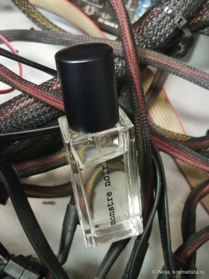 Флакон прямоугольной формы из толстого стекла. Крышка из пластмассы, плотно прилегает к распылителю