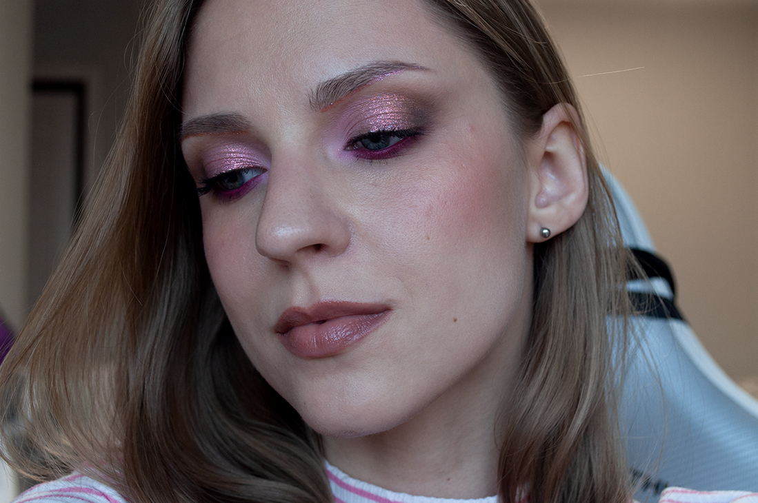 Второй слой. Обратите внимание на прыщик под тушевкой на виске и на постакне над родинкой на щеке - они стали ярче и заметнее