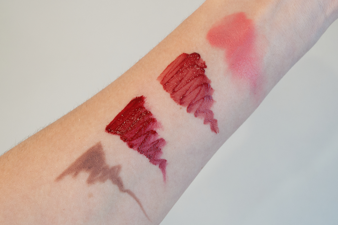 Слева направо - карандаш для губ, помада ok, помада clio, румяна