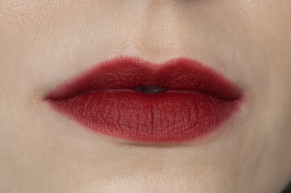 Камера не хочет фокусироваться на помаде, так что фокус чуть смещен