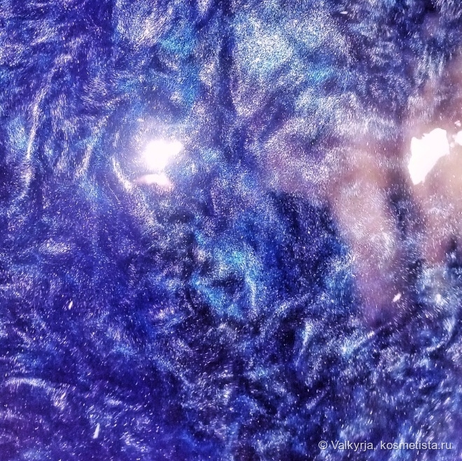 Фото при электрическом свете лампочки в ванной