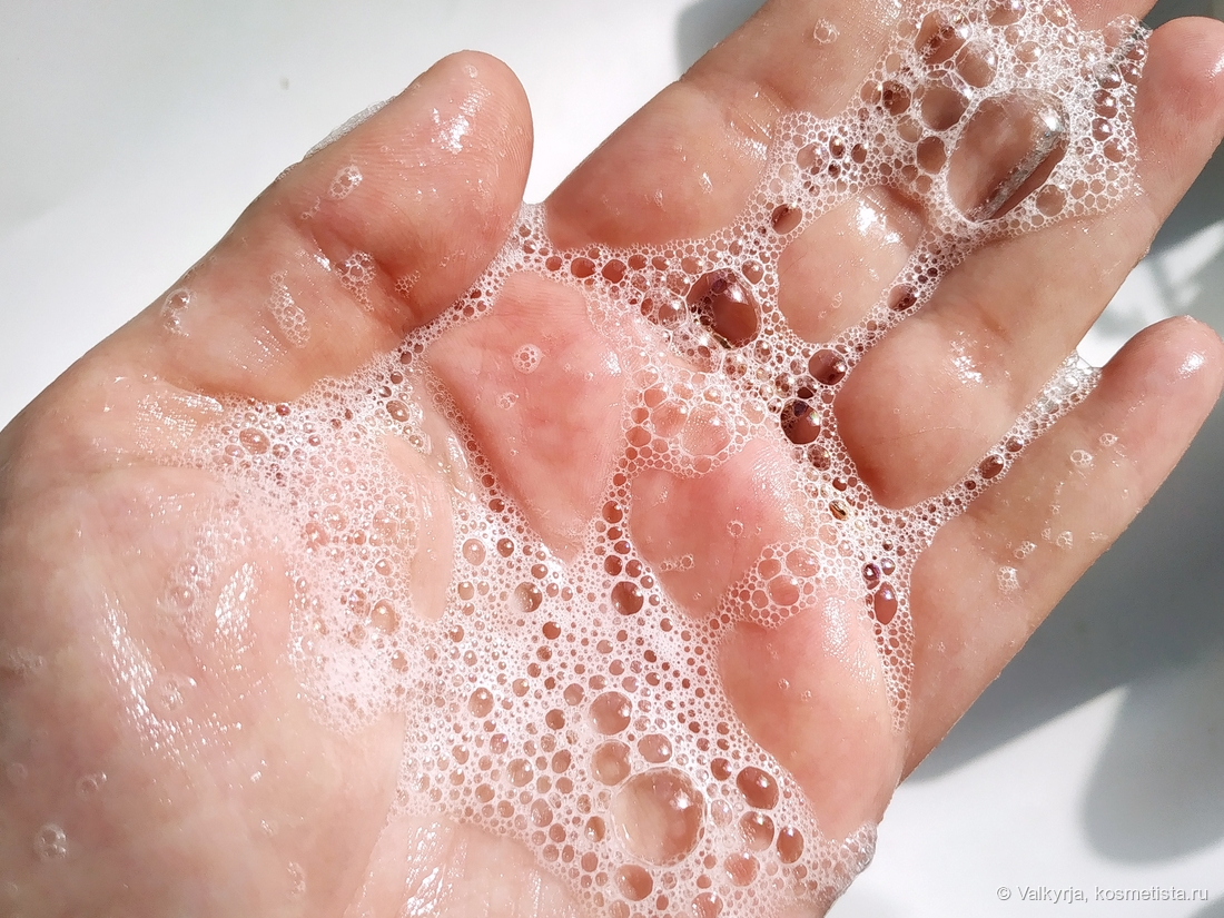 Пенообразование на ладони, у всех гелей оно одинаковое