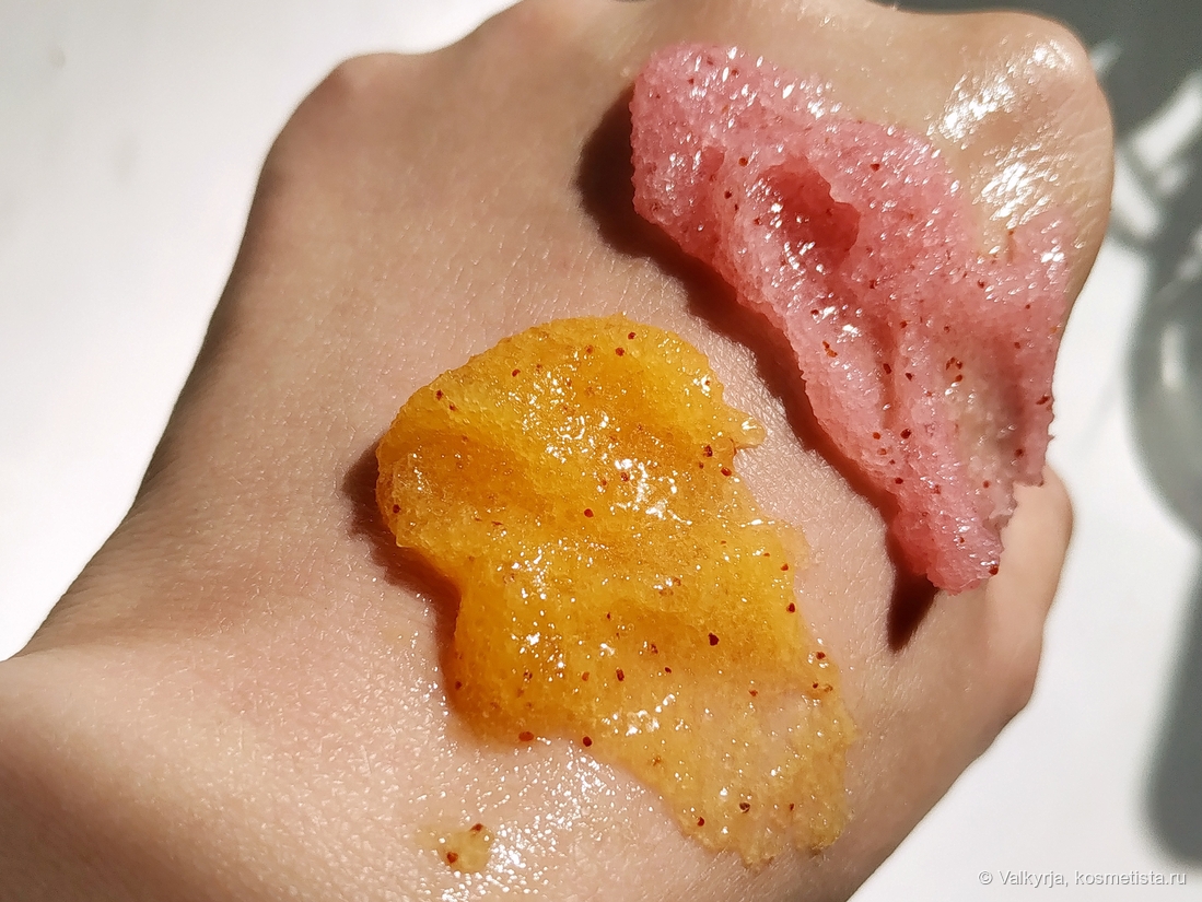 Слева - манго, справа - пион