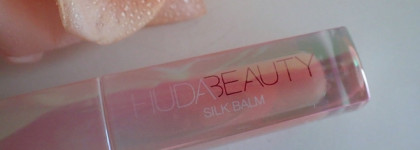 Блестящие и ухоженные губы с Silk Balm Huda Beauty оттенок Blush