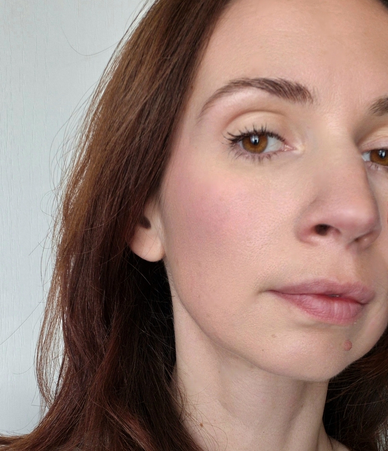 Лицо после нанесения румян на те зоны, которые я описывала выше в тексте