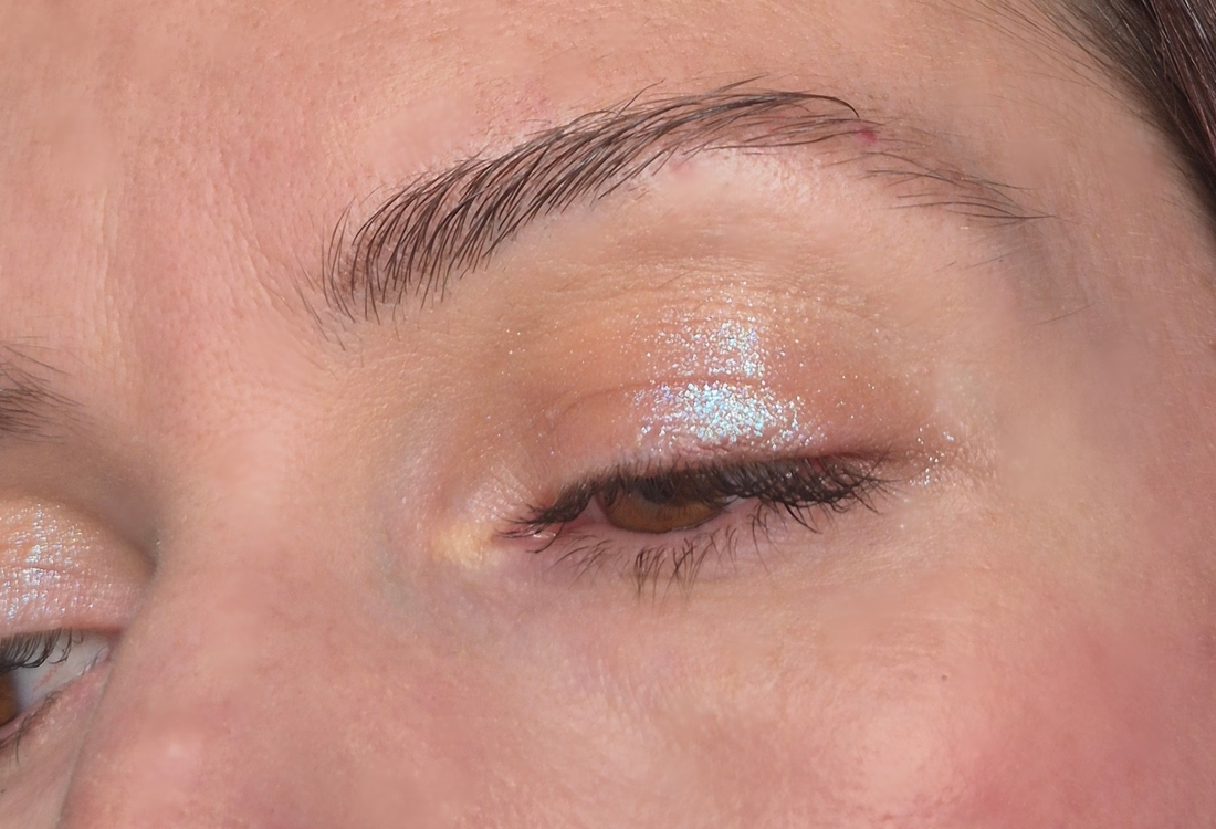 Так смотрятся веки с тенями-спарклами.