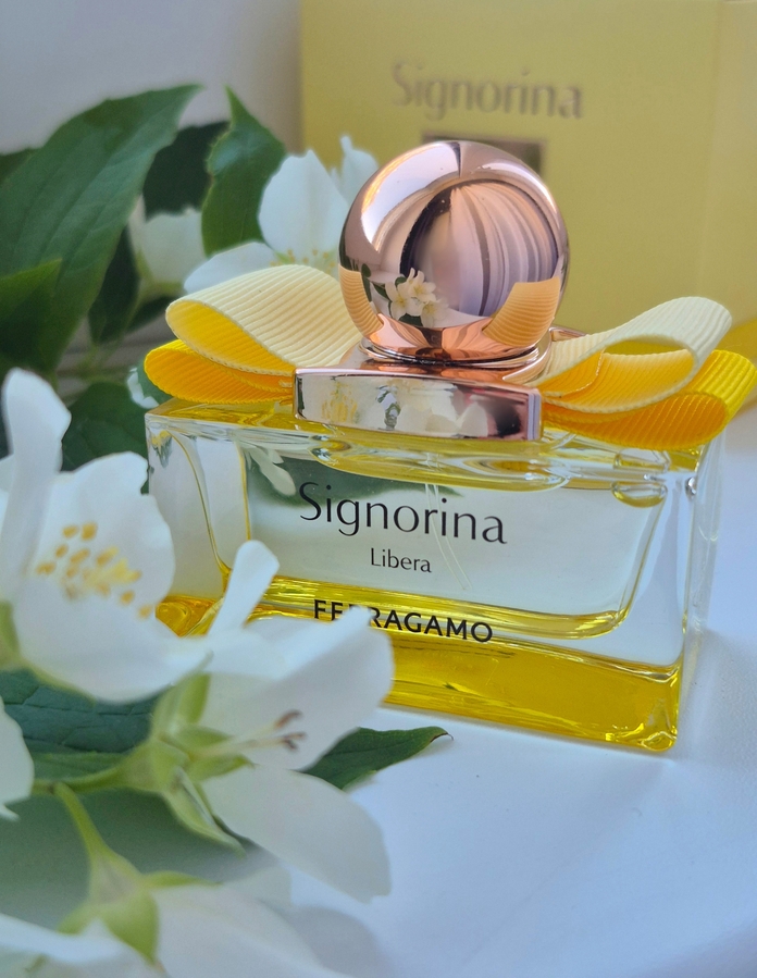 Аромат сочной груши и сигарет: Salvatore Ferragamo Signorina Libera