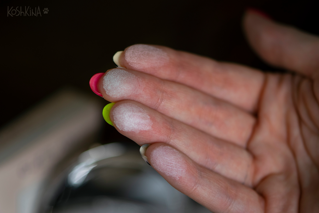 Оттенки сегментов на пальцах: мизинец -- сиреневый, безымянный -- белый, средний -- зеленый, указательный -- розовый