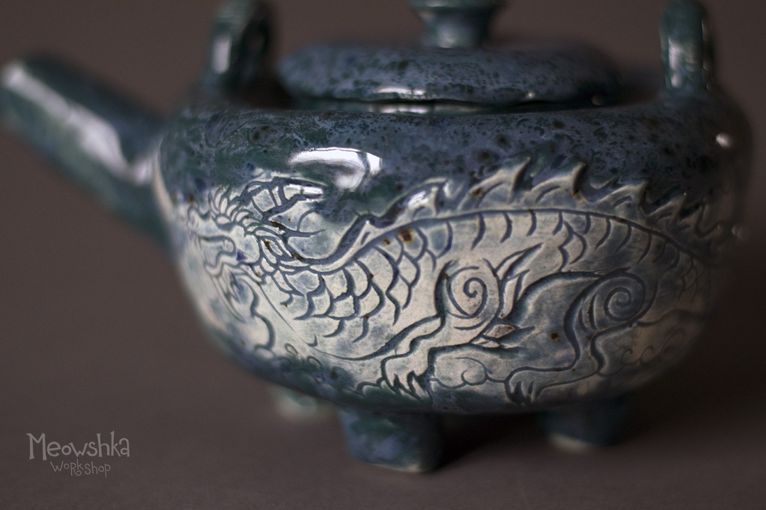 Тема драконов -- одна из моих любимых. Воплощала ее и в керамике. Это чайник