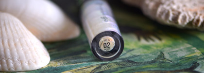 Чудо-юдо рыба-кит: манящий блеск для губ Beauty Bomb Lip Glass в оттенке 02 Nice as ice