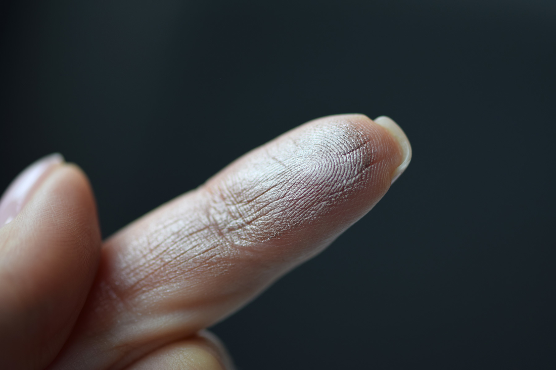 Свотч на пальце: серо-коричневый оттенок