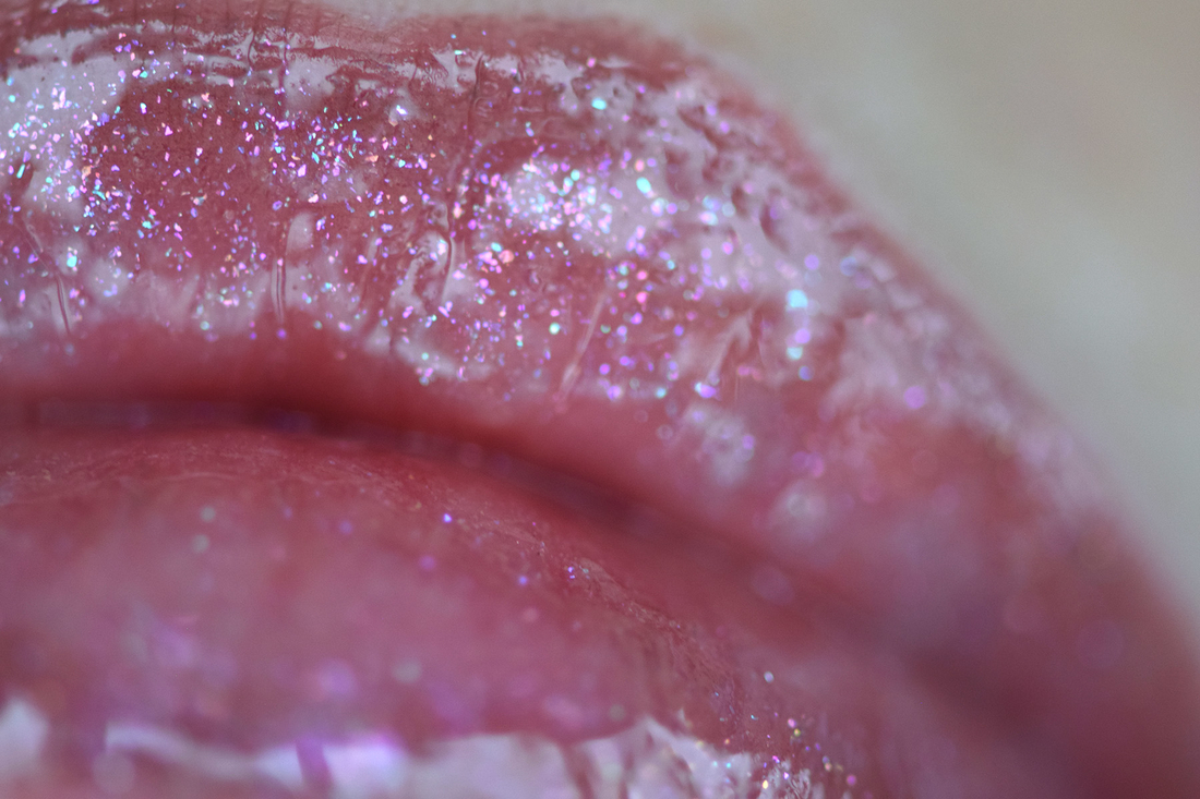 Inglot Me Like Volumizing Lip Gloss в оттенке Vesper №51 в макро