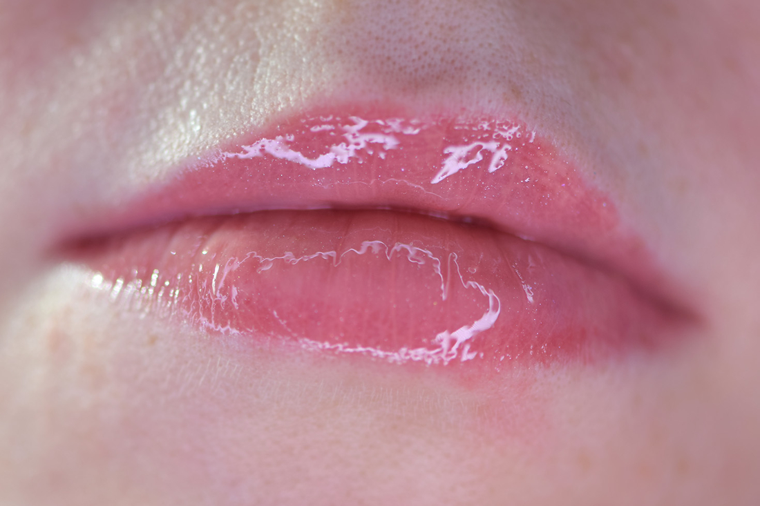 Shik Lip Care Gloss на губах