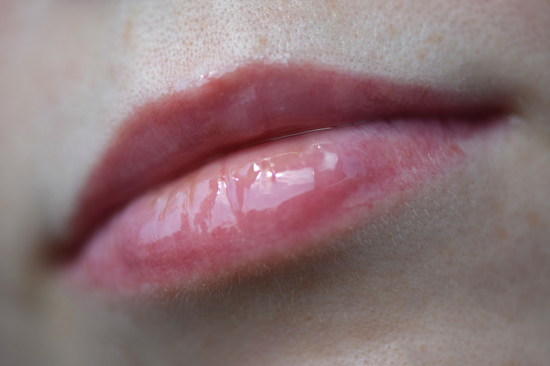 Rhode Peptide Lip Treatment Salted Caramel на губах