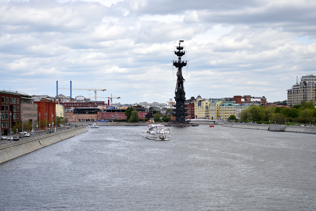 Вид на Памятник Петру I с Крымского моста