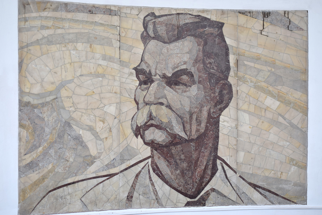 Флорентийская мозаика с портретом М. Горького, станция "Парк Культуры"