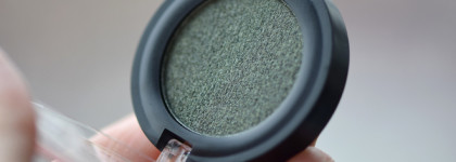 Красивые бюджетные зеленые тени на каждый день: Essence Soft Touch Eyeshadow 05 Secret Woods