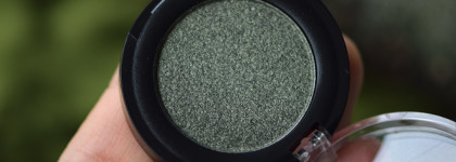 Красивые бюджетные зеленые тени на каждый день: Essence Soft Touch Eyeshadow 05 Secret Woods