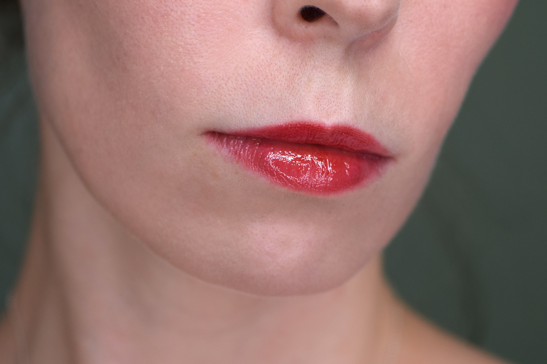 Butter Gloss Liquid Lipstick в оттенке 03 (плотное нанесение)