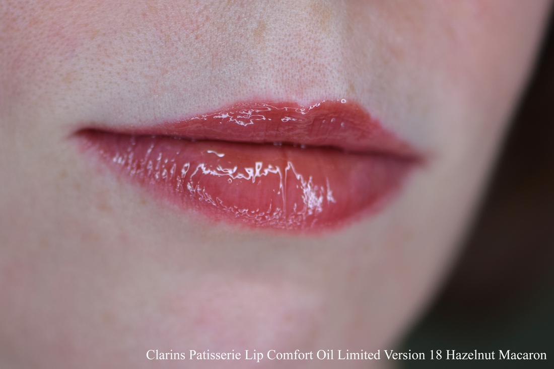 Clarins Patisserie Lip Comfort Oil в оттенке 18 Hazelnut Macaron