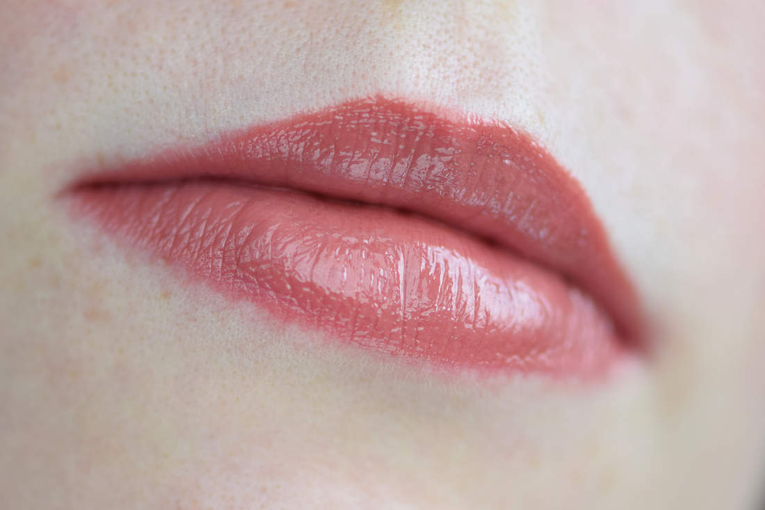 Glossy lip balm La La Laque в оттенке 06 Chocolat