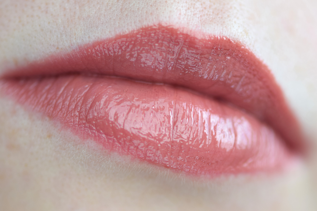 Glossy lip balm La La Laque в оттенке 06 Chocolat