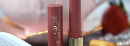 Идеальный оттенок: новинка от Vivienne Sabo — глянцевая тающая помада Glossy lip balm LaLa Laque в оттенке 07 Dusty Burgundy