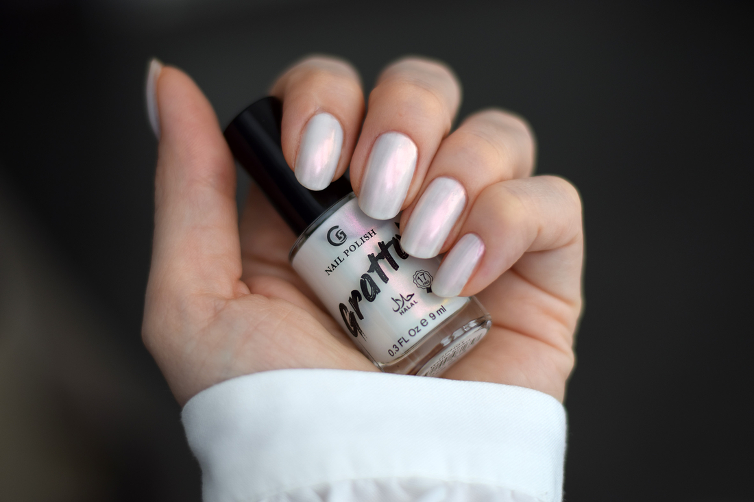 Внутри комнаты White pearl