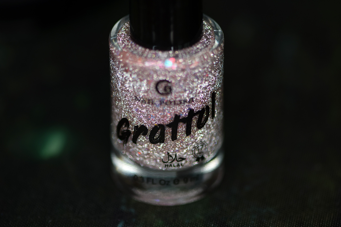 Glitter Sequins в искусственном свете