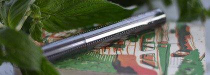 Новинка от Натальи Шик: тушь Far and For Extra Volume Mascara в оттенке 03 Burgundy