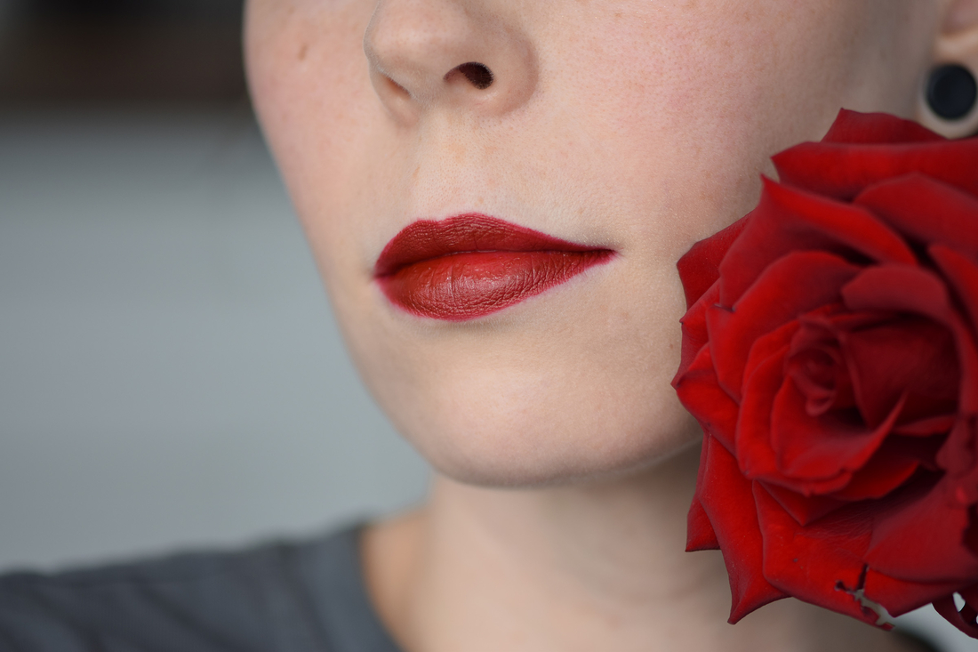 Lancome L'Absolu Rouge Ruby Cream Lipstick 481 Pigeon blood Ruby (нанесена кистью)